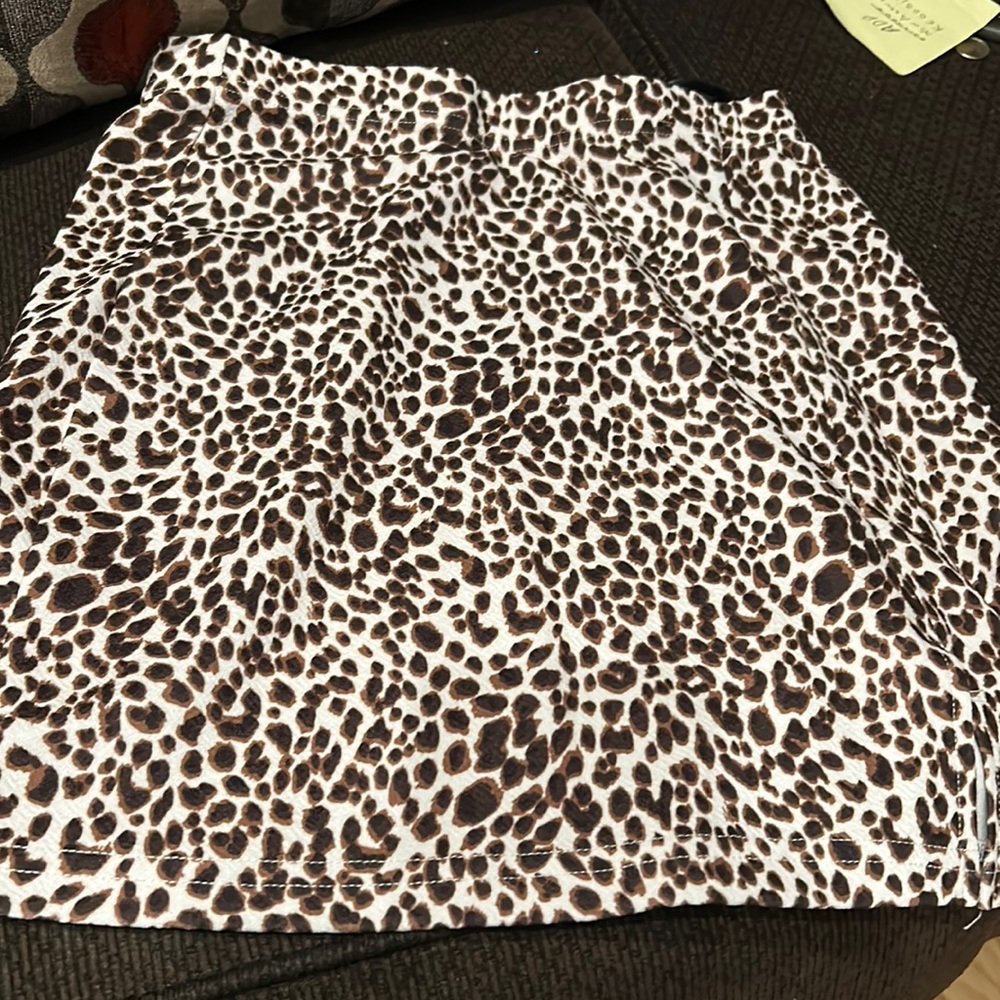 Junior Women Leopard Print Shein Skirt in Very Good Condition.